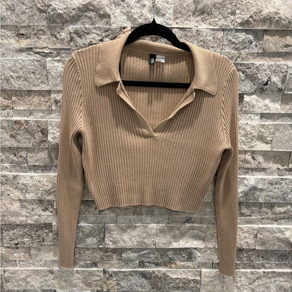 H&M Tan Ribbed Long Sleeve Crop Top, size L,
V‎ neck, with collar